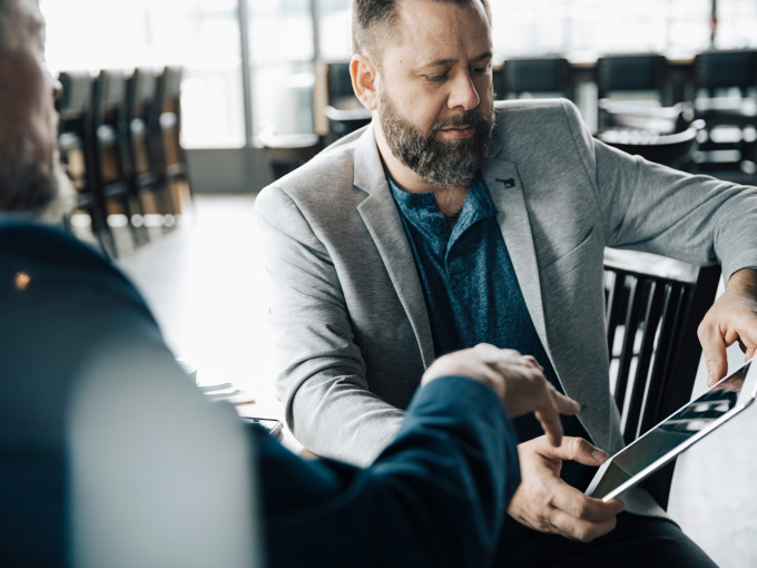 Hommes affaires, utilisation, tablette numérique