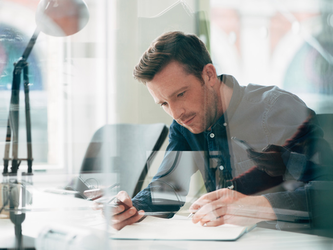Homme affaires, portable utilisation, au travail
