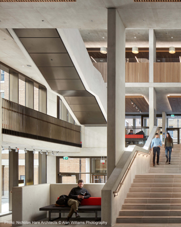 UCL Student Center Atrium intérieur